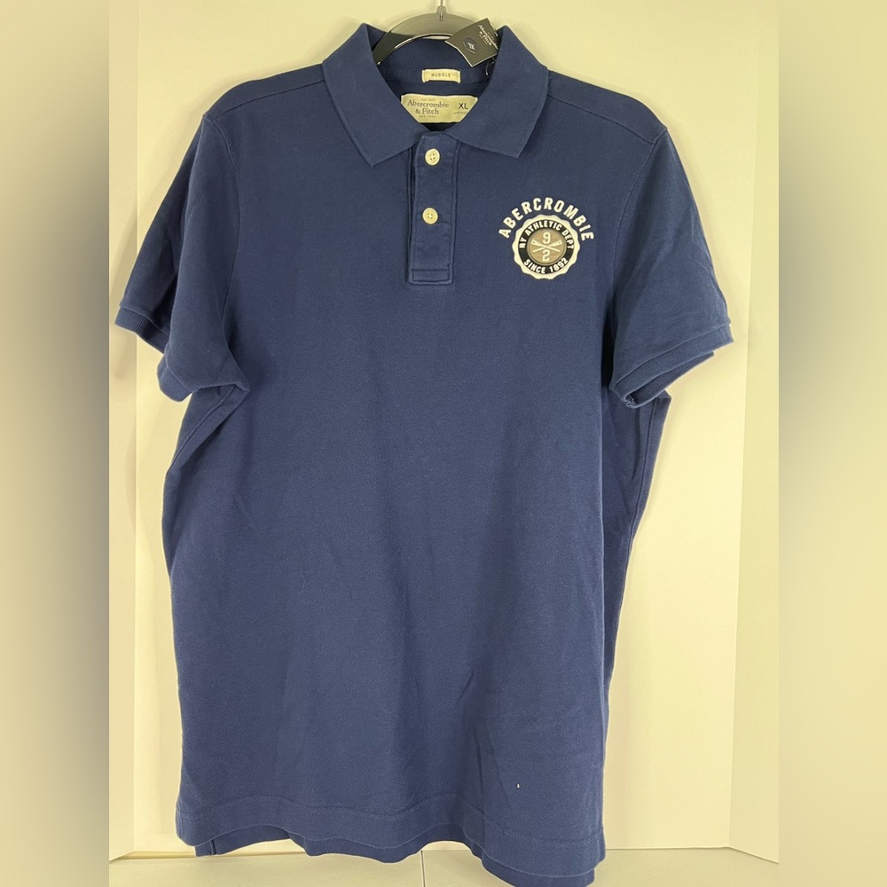 Abercrombie & Fitch navy men’s polo shirt.  Short sleeves.